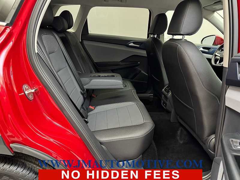 Used 2024 Volkswagen Taos SE w/ Black Wheel Plus Package image 17