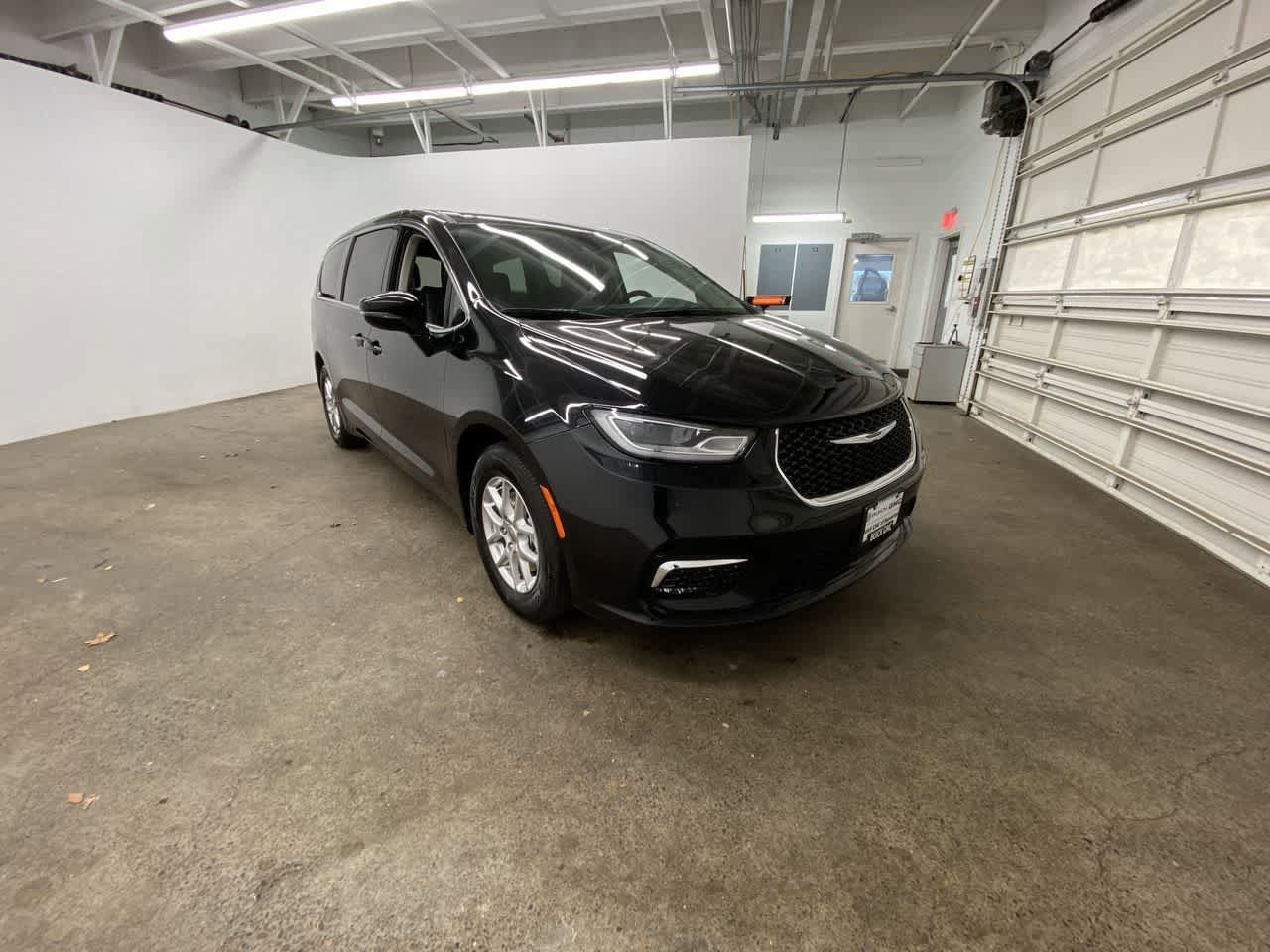 Used 2024 Chrysler Pacifica Touring-L FWD image 8