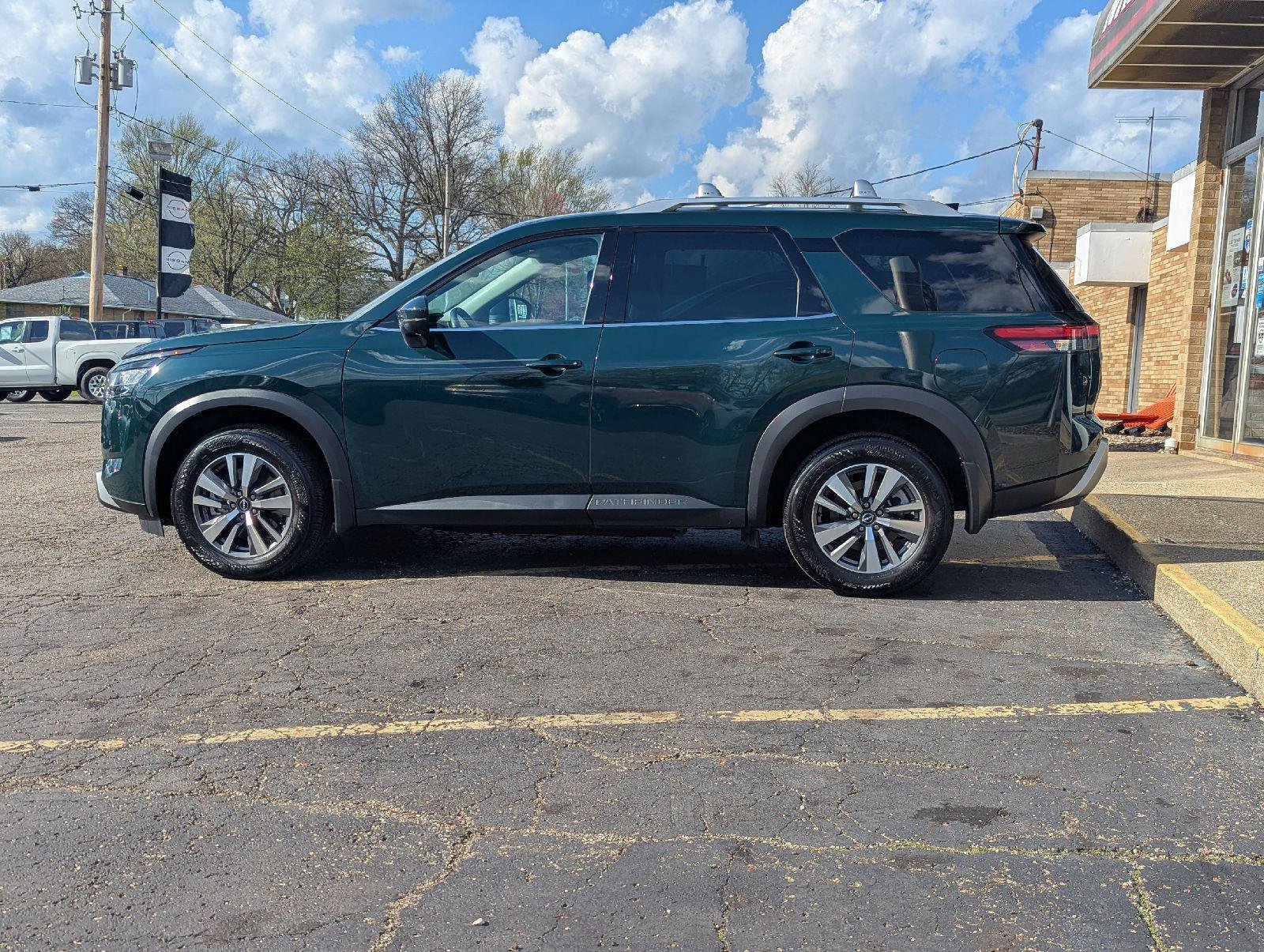 Used 2024 Nissan Pathfinder SL AWD/4WD image 6