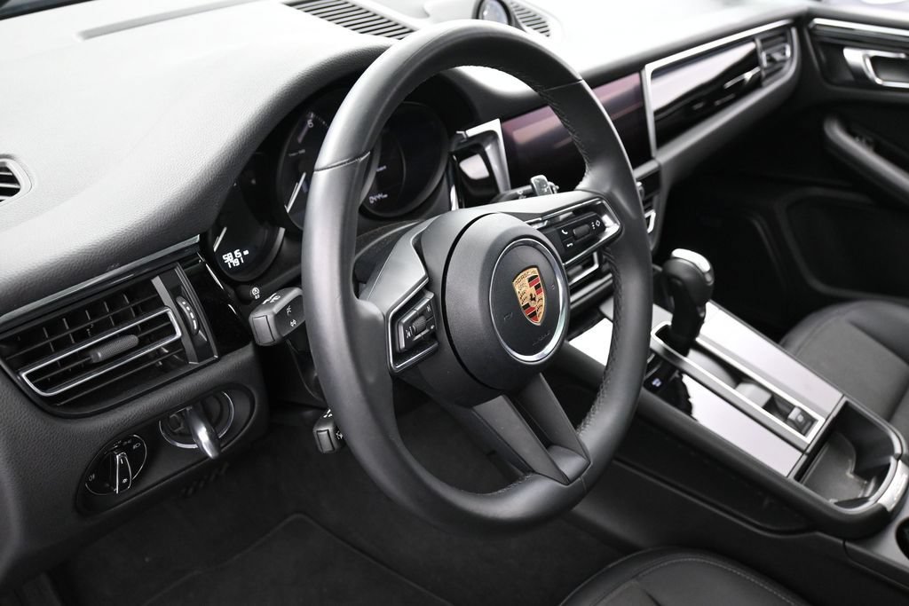 Certified 2025 Porsche Macan AWD/4WD image 16