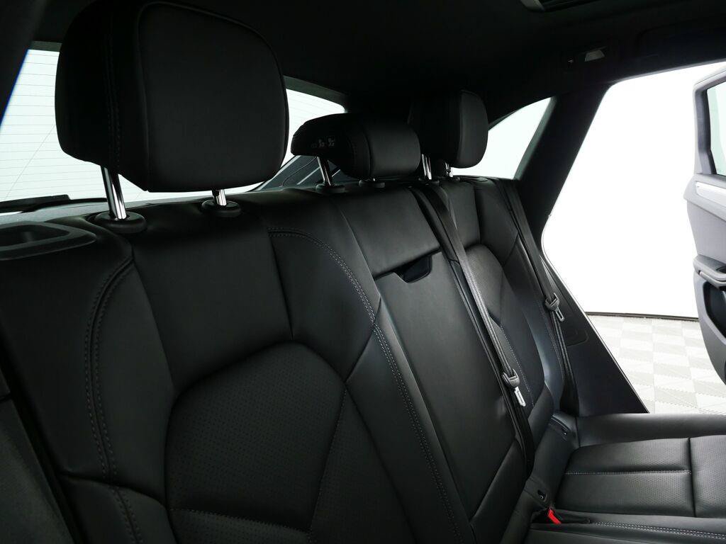 Certified 2026 Porsche Macan AWD/4WD image 21