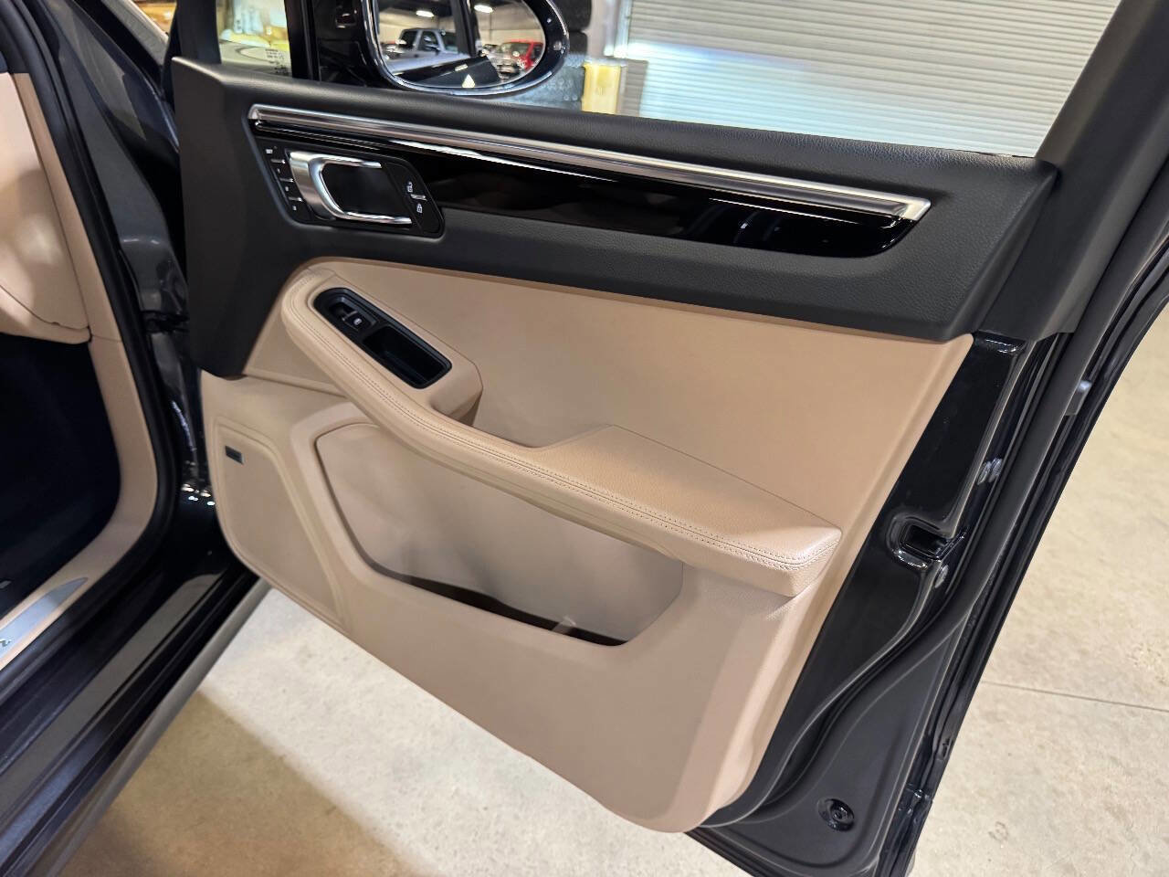Used 2024 Porsche Macan w/ Premium Plus Package image 53