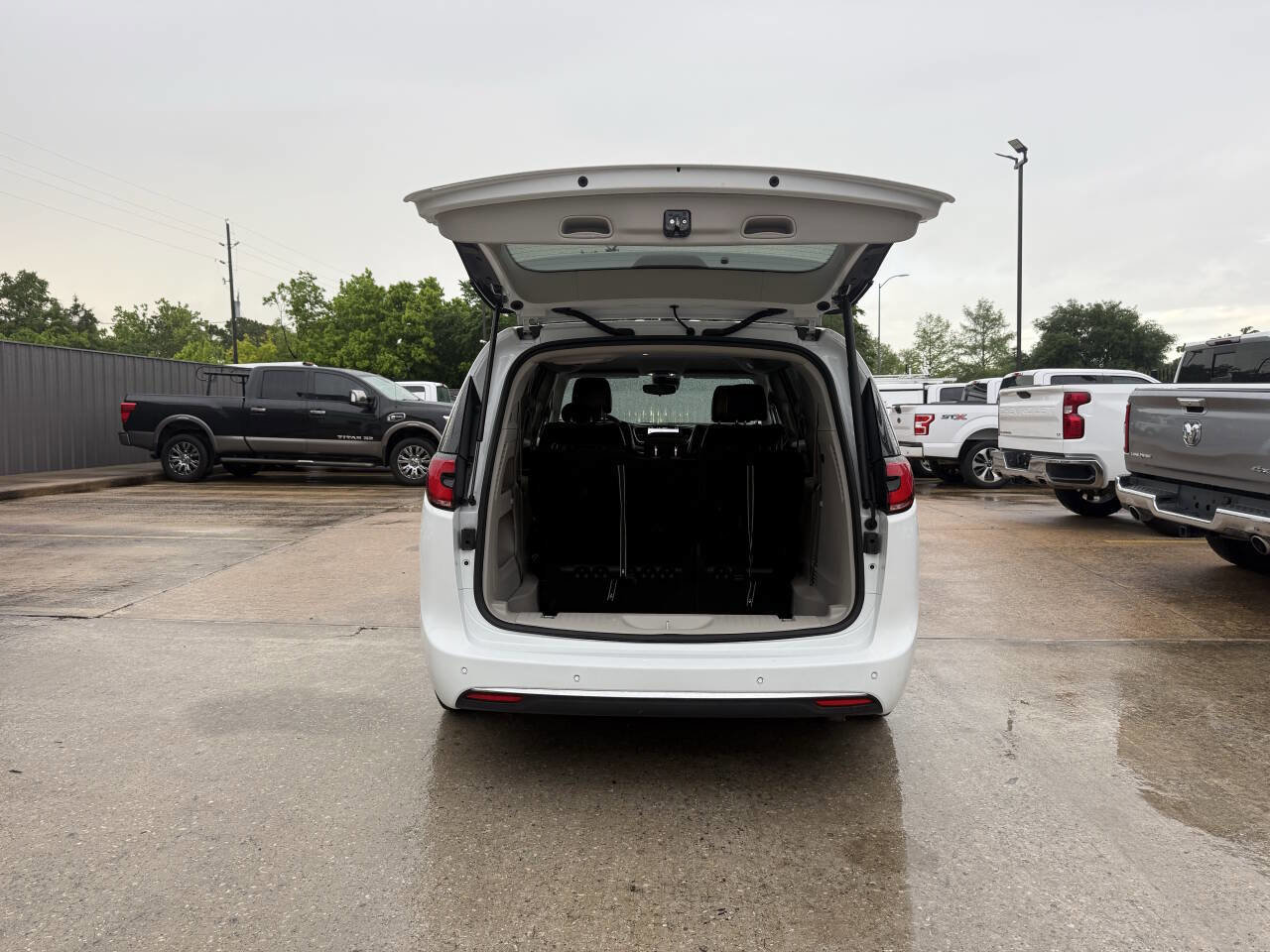 Used 2023 Chrysler Pacifica Touring-L FWD image 35