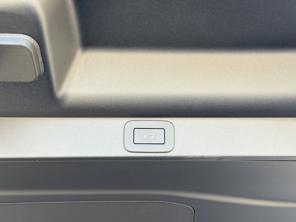 New 2026 Land Rover Range Rover Long Wheelbase SE image 13