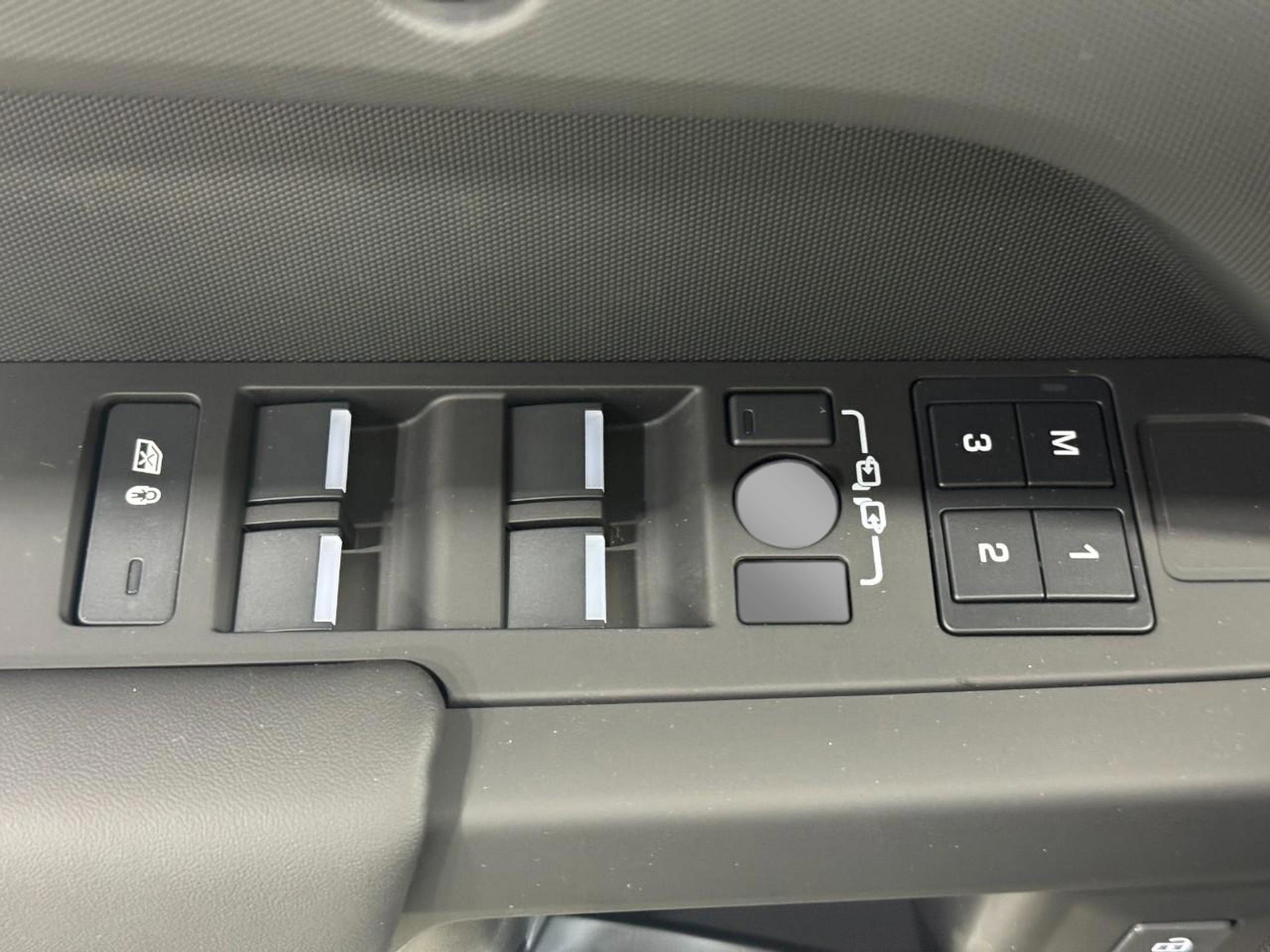 Used 2025 Land Rover Defender 110 S image 23