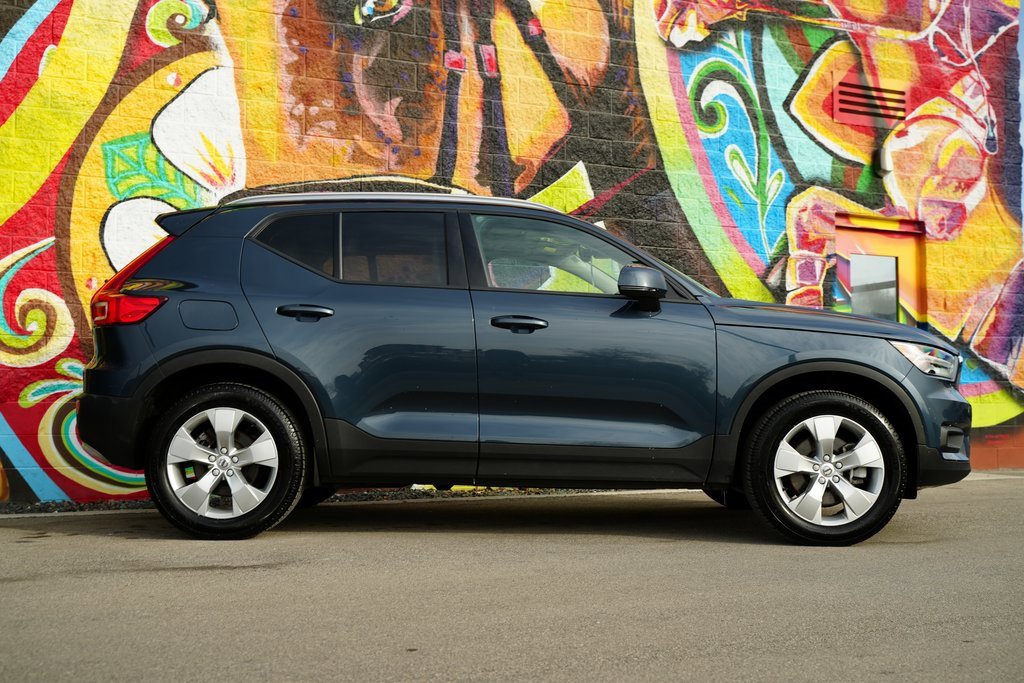 Used 2021 Volvo XC40 T5 Momentum w/ Premium Package image 3
