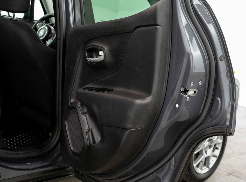 Used 2023 Jeep Renegade Latitude AWD/4WD image 17