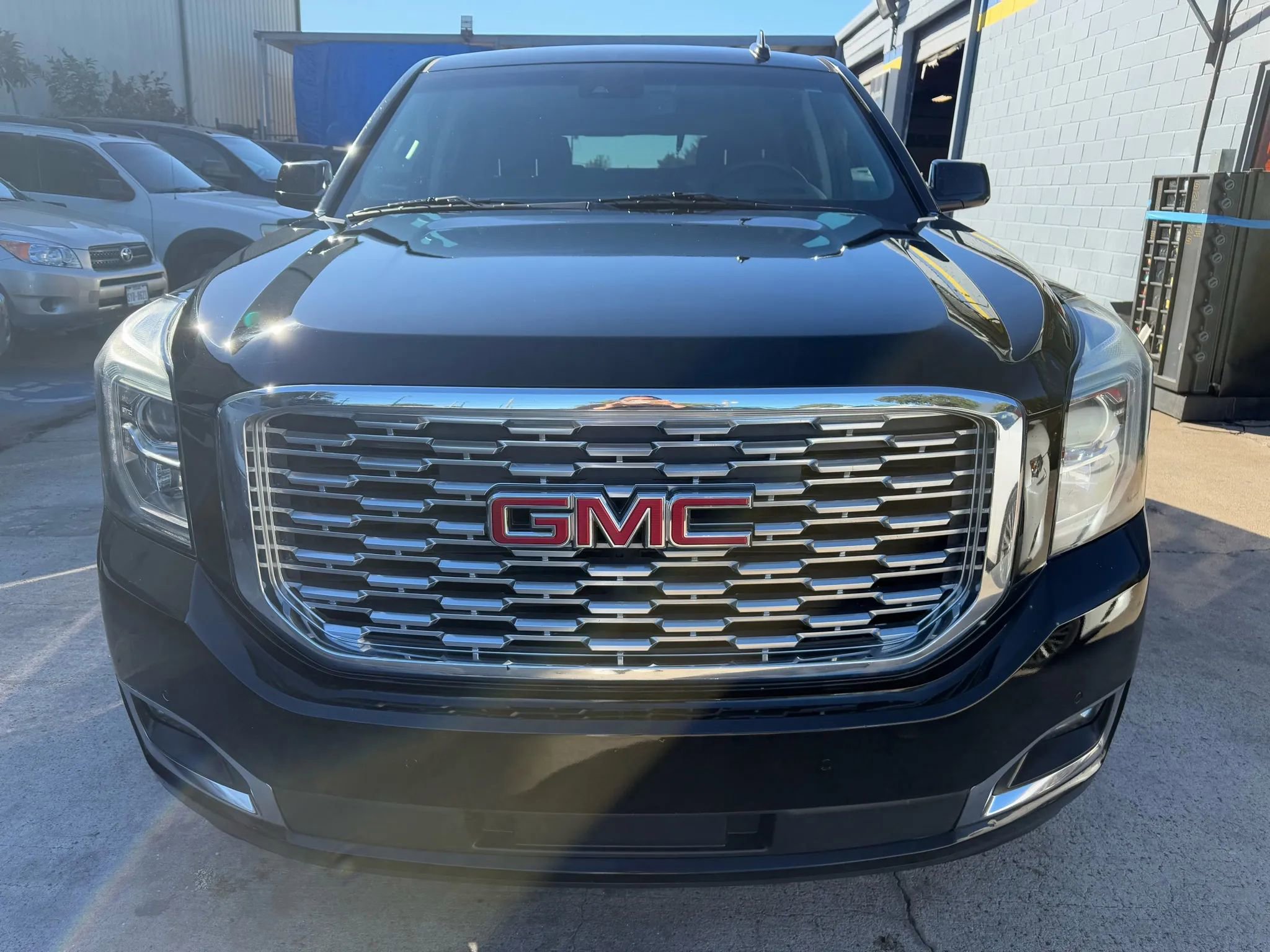Used 2018 GMC Yukon Denali w/ Denali Ultimate Package image 2