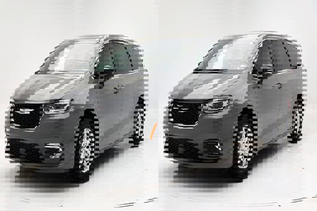 Used 2025 Chrysler Pacifica Select FWD image 2