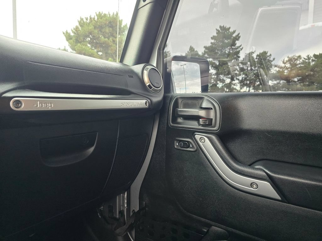 Used 2018 Jeep Wrangler Unlimited Sahara AWD/4WD image 27