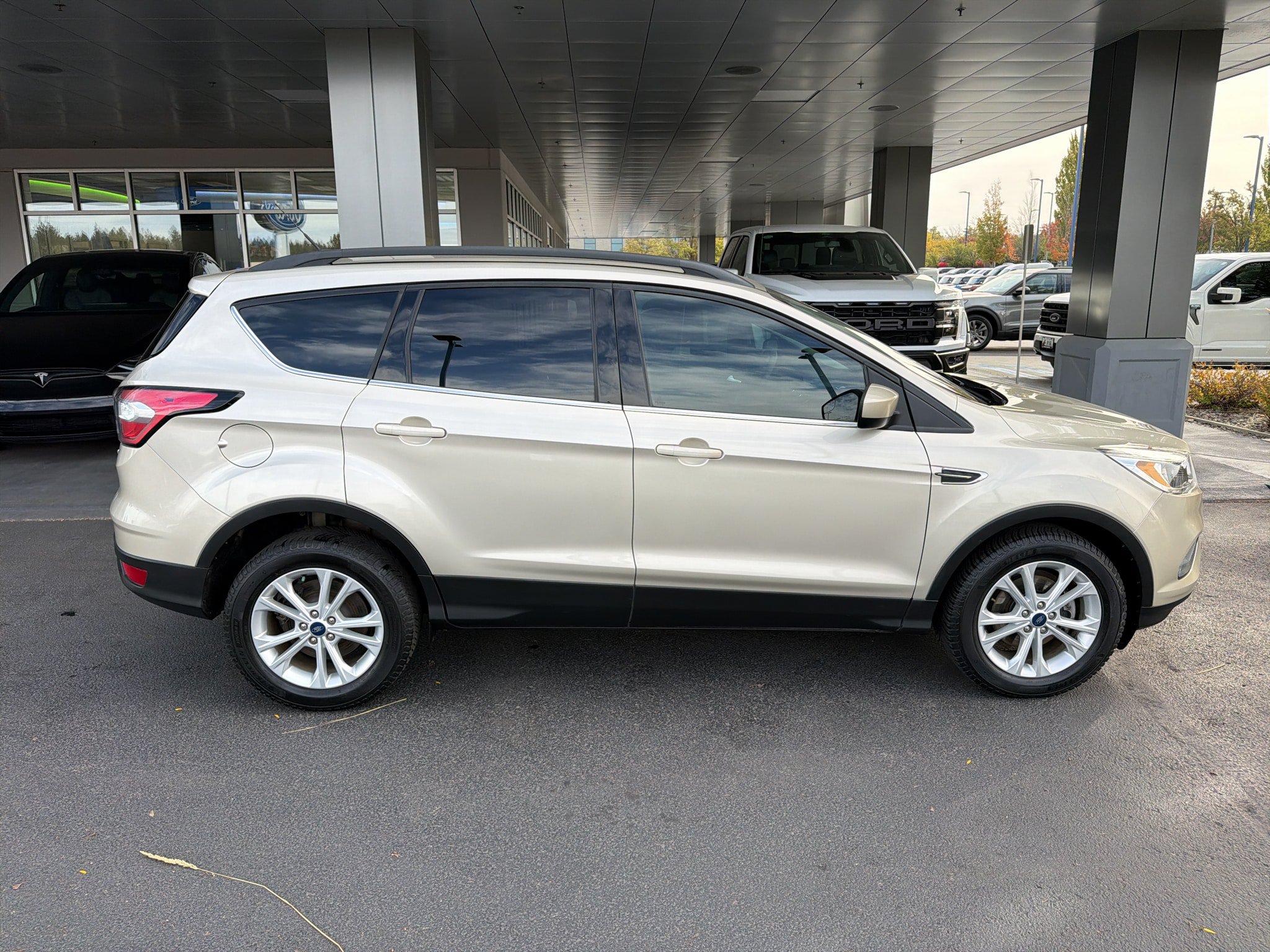 Used 2018 Ford Escape SE FWD image 7