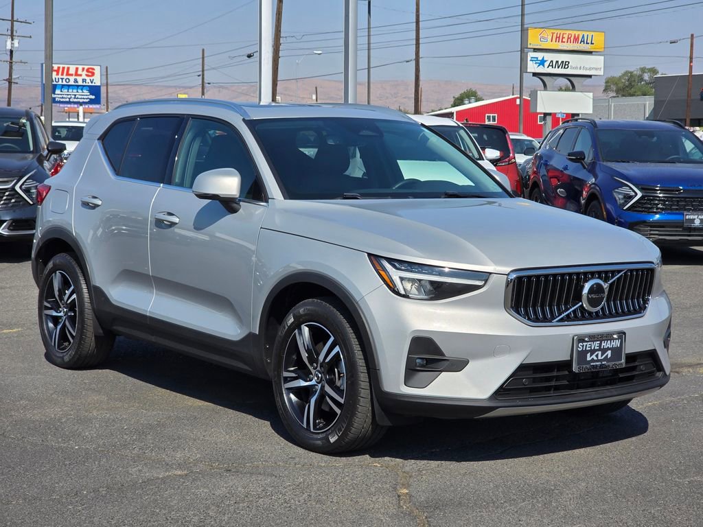 Used 2023 Volvo XC40 B5 Plus image 7