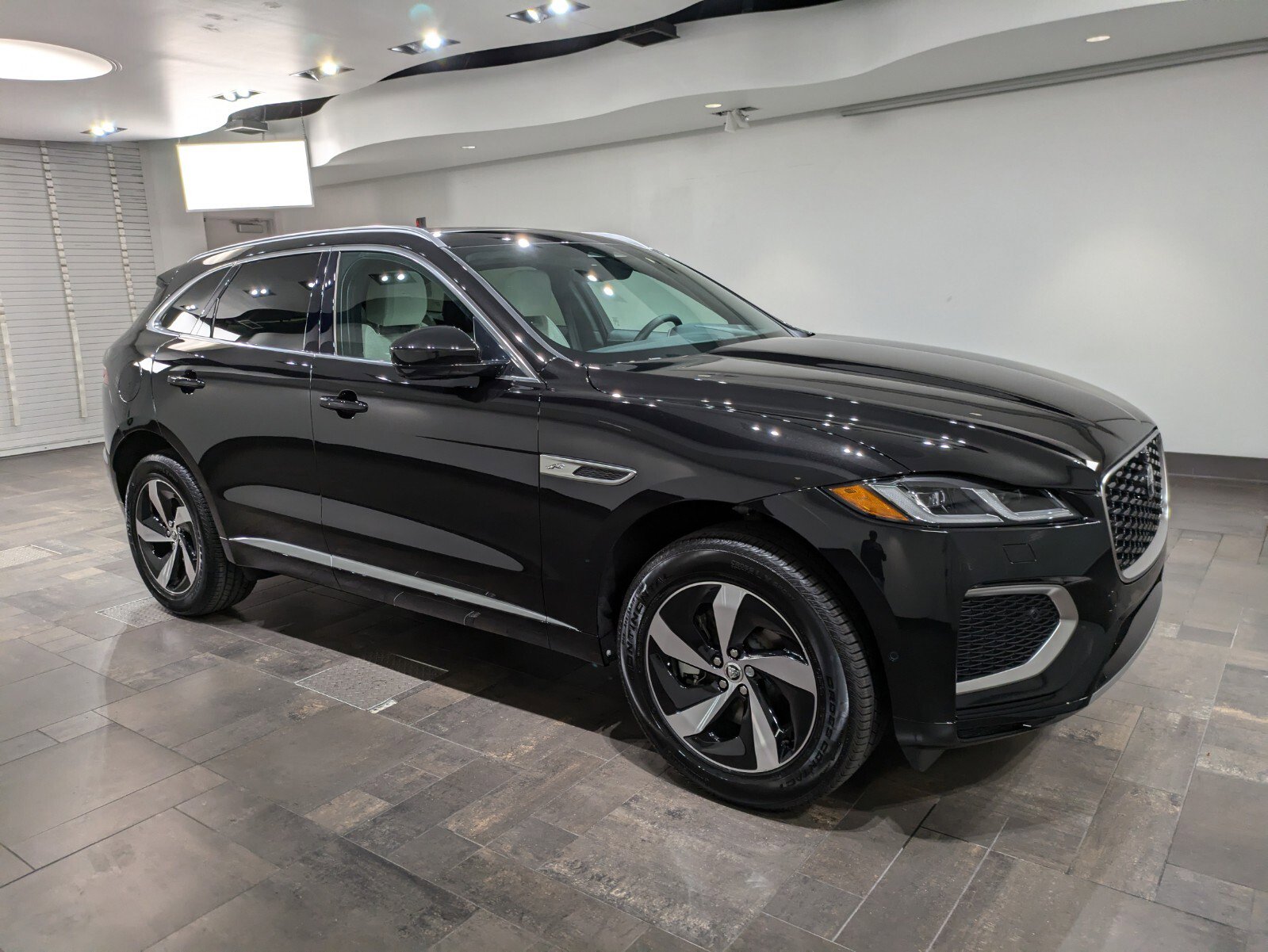 Used 2025 Jaguar F-PACE R-Dynamic S image 27