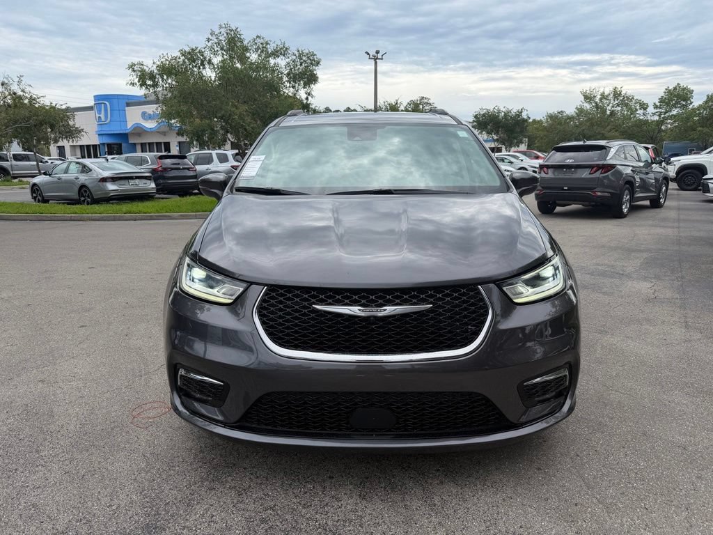 Used 2022 Chrysler Pacifica Touring-L FWD image 2