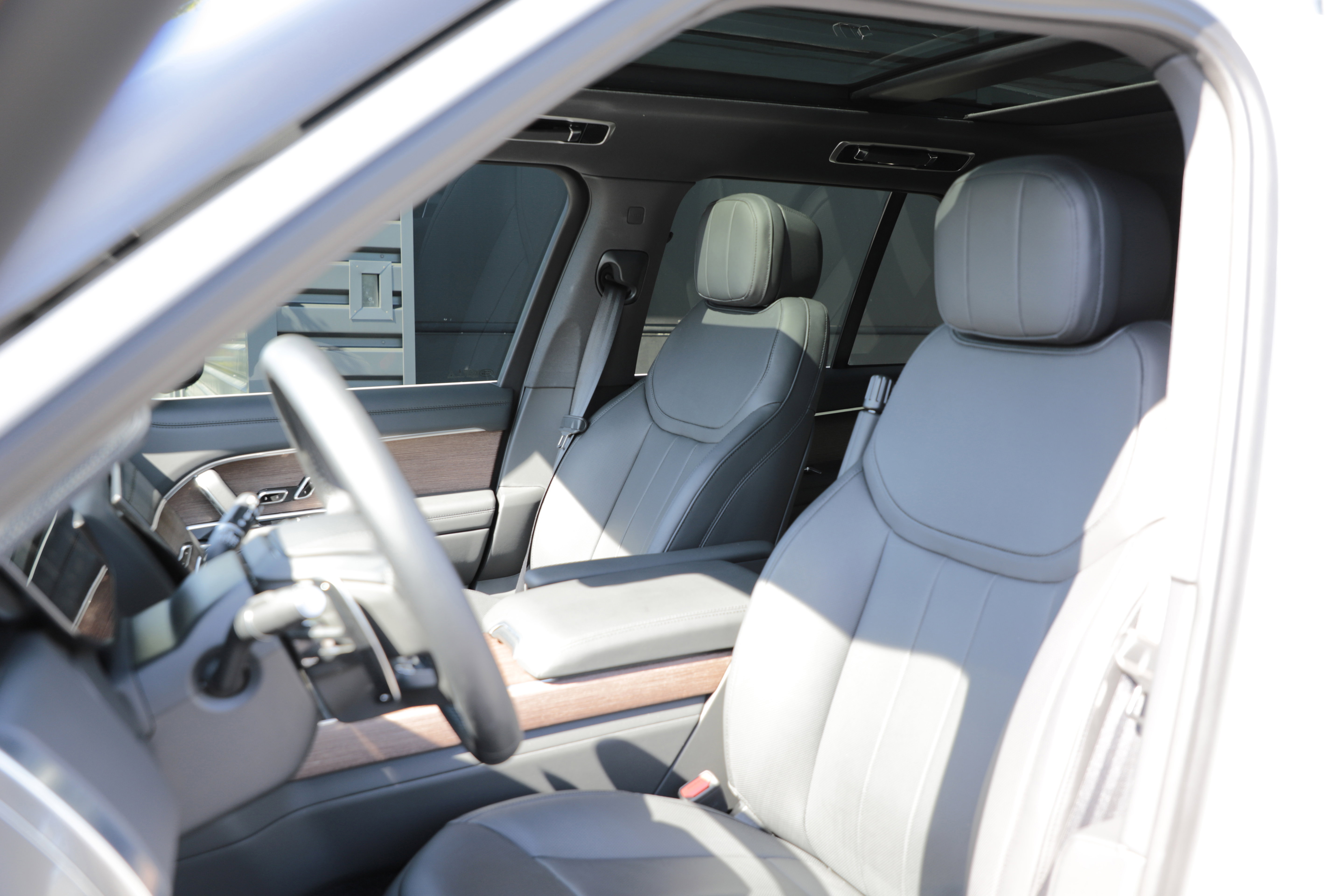 Certified 2025 Land Rover Range Rover SE AWD/4WD image 17