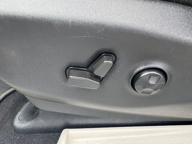 Used 2021 Chrysler Voyager LX FWD image 17