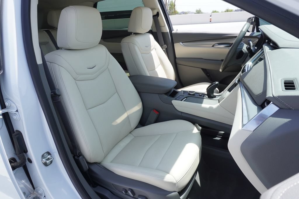Certified 2024 Cadillac XT5 Premium Luxury w/ Technology Package FWD image 12