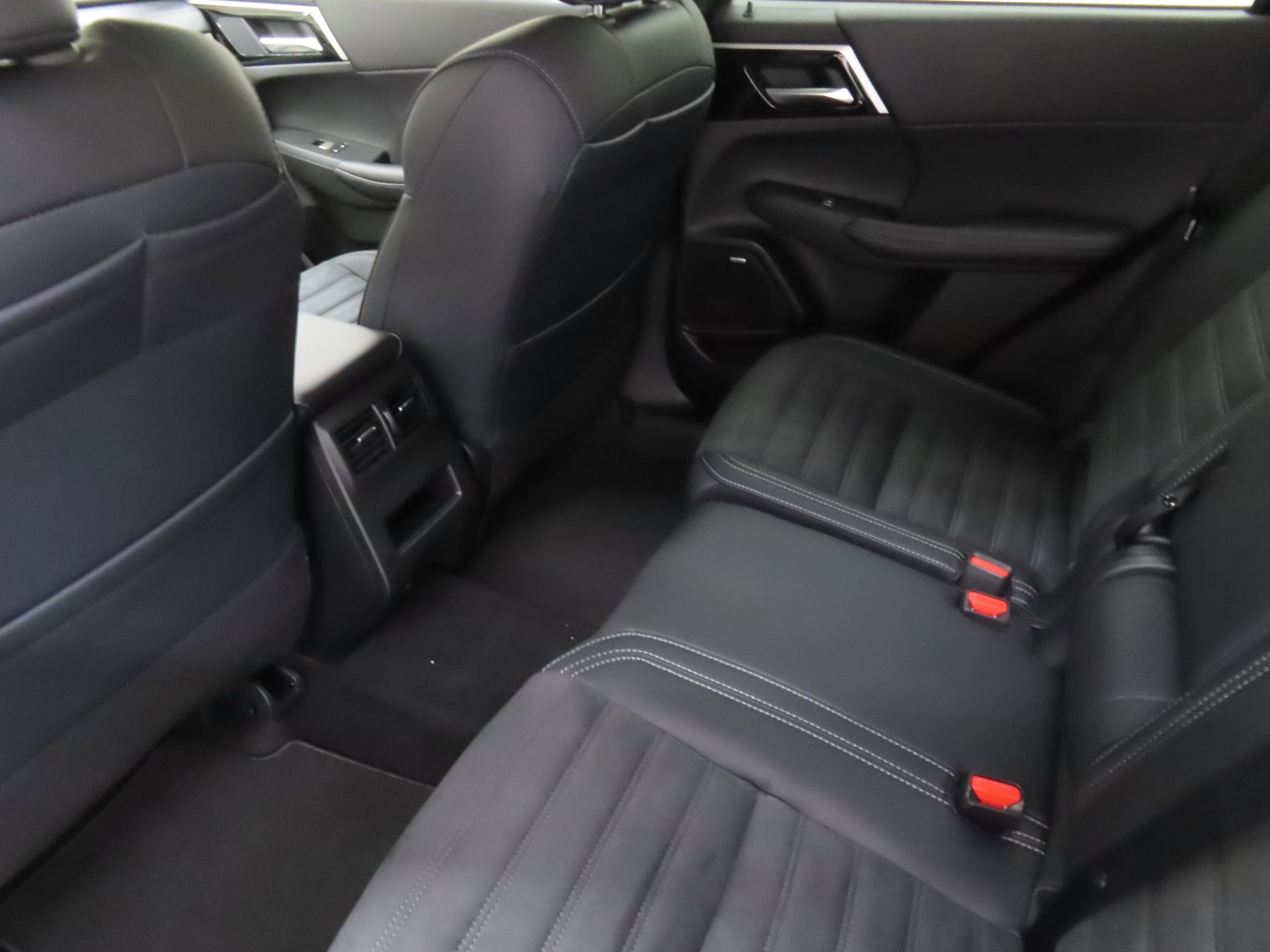 New 2025 Mitsubishi Outlander SE image 21