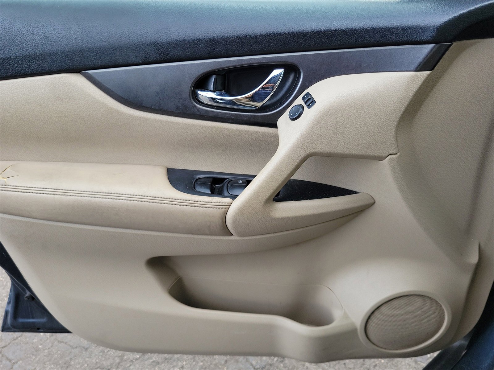 Used 2015 Nissan Rogue SV image 27