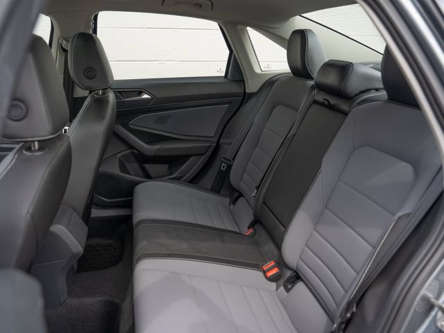 Used 2025 Volkswagen Jetta SE w/ Sunroof Package FWD image 17