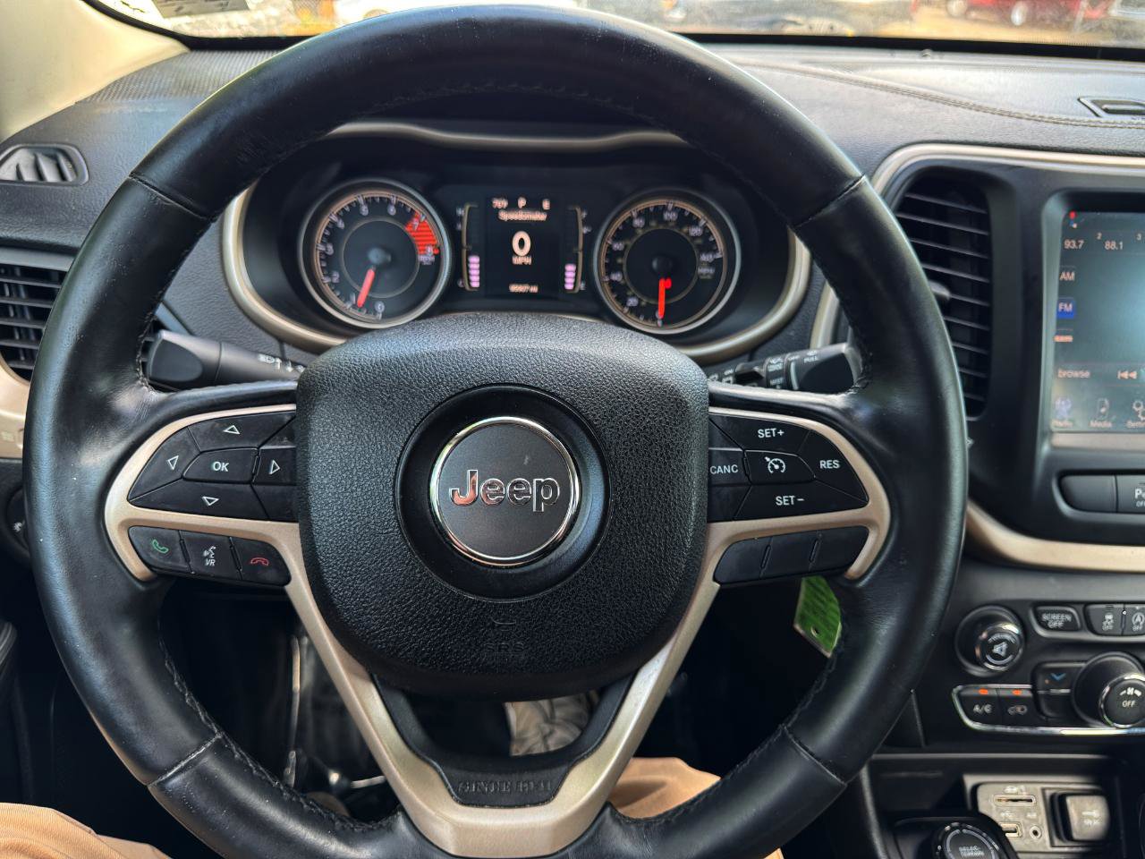 Used 2016 Jeep Cherokee Latitude w/ Safety/Convenience Group AWD/4WD image 19