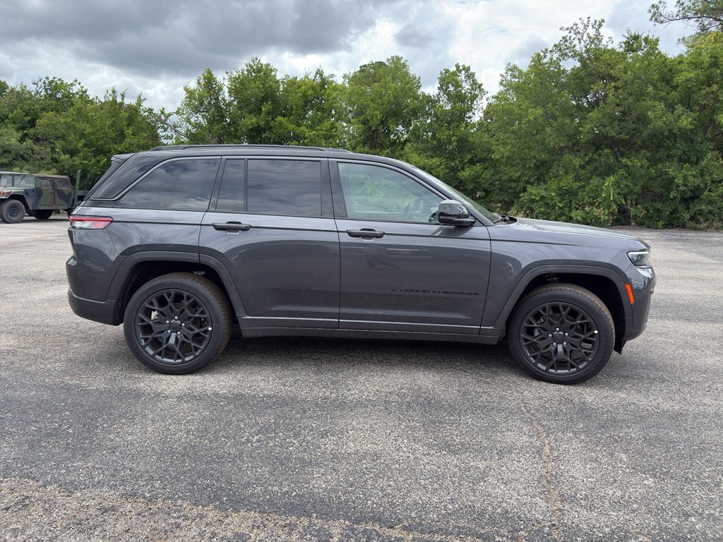 New 2026 Jeep Grand Cherokee Summit w/ Obsidian Package AWD/4WD image 4