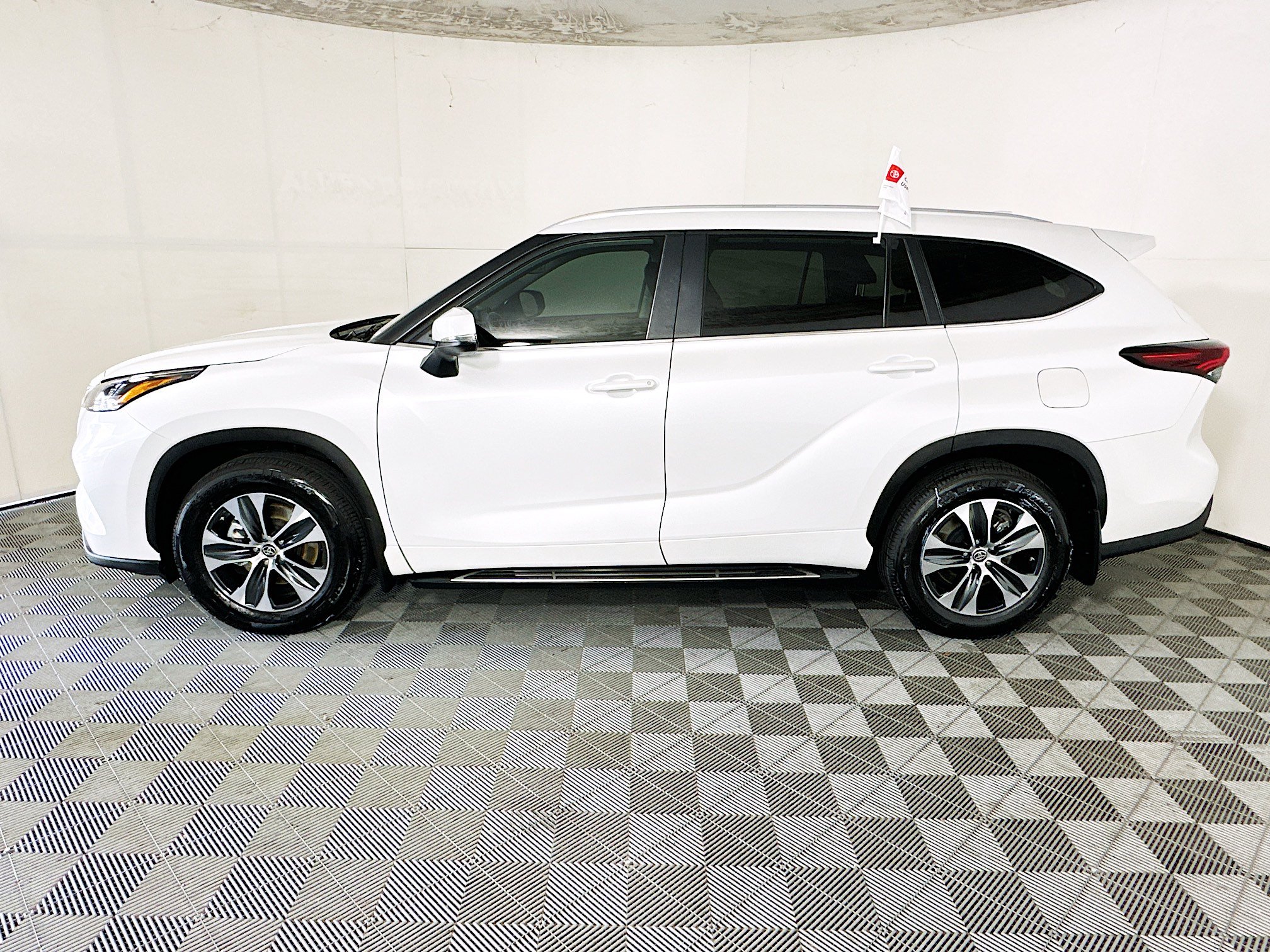 Certified 2025 Toyota Highlander XLE AWD/4WD image 6