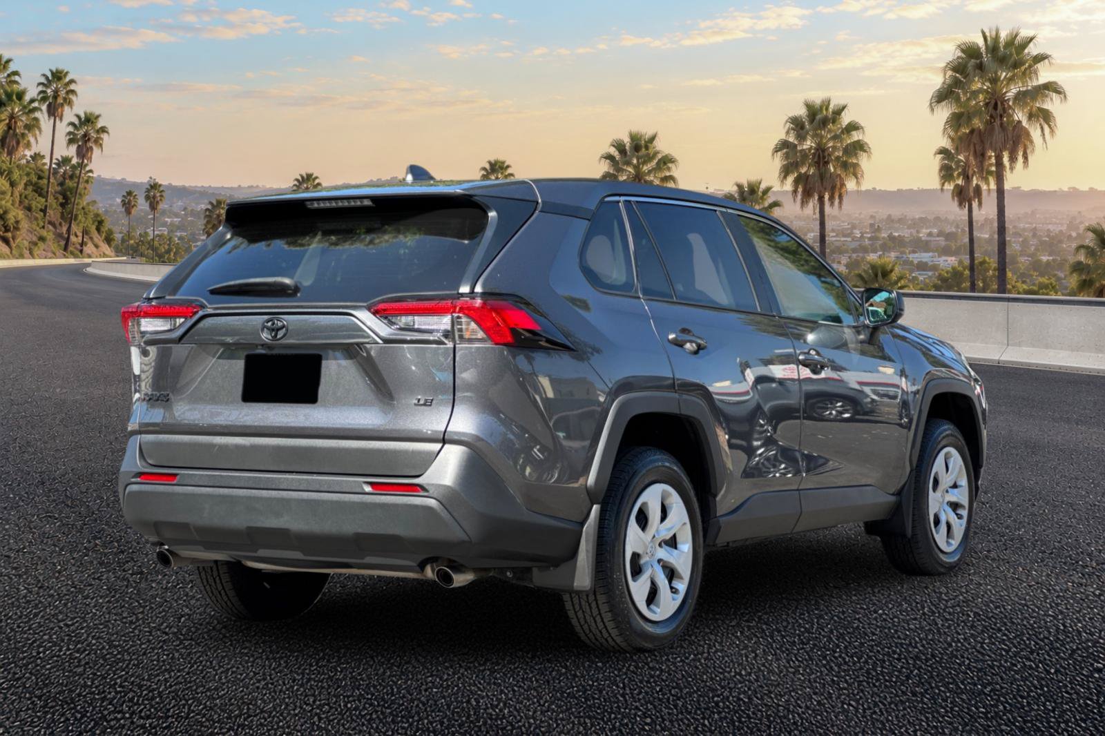 Used 2022 Toyota RAV4 LE FWD image 4