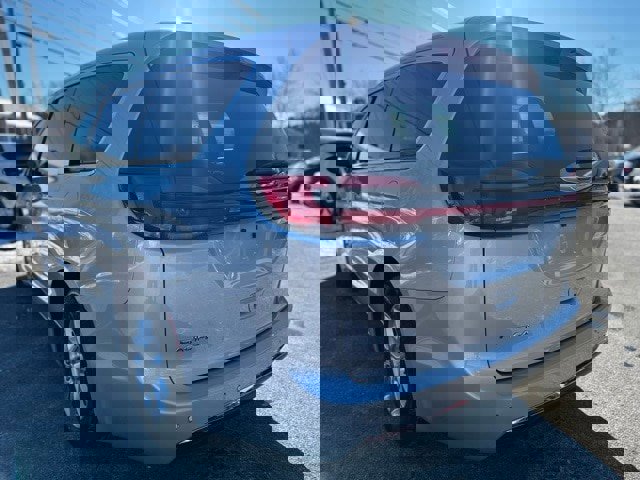 Used 2024 Chrysler Pacifica Touring-L image 7