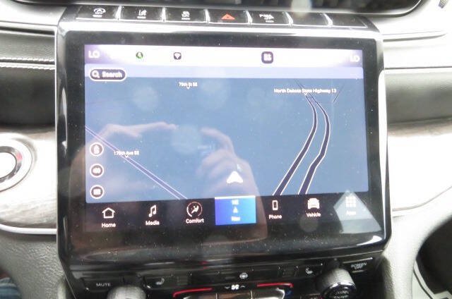 Used 2023 Jeep Grand Cherokee Limited w/ Black Appearance Package AWD/4WD image 23