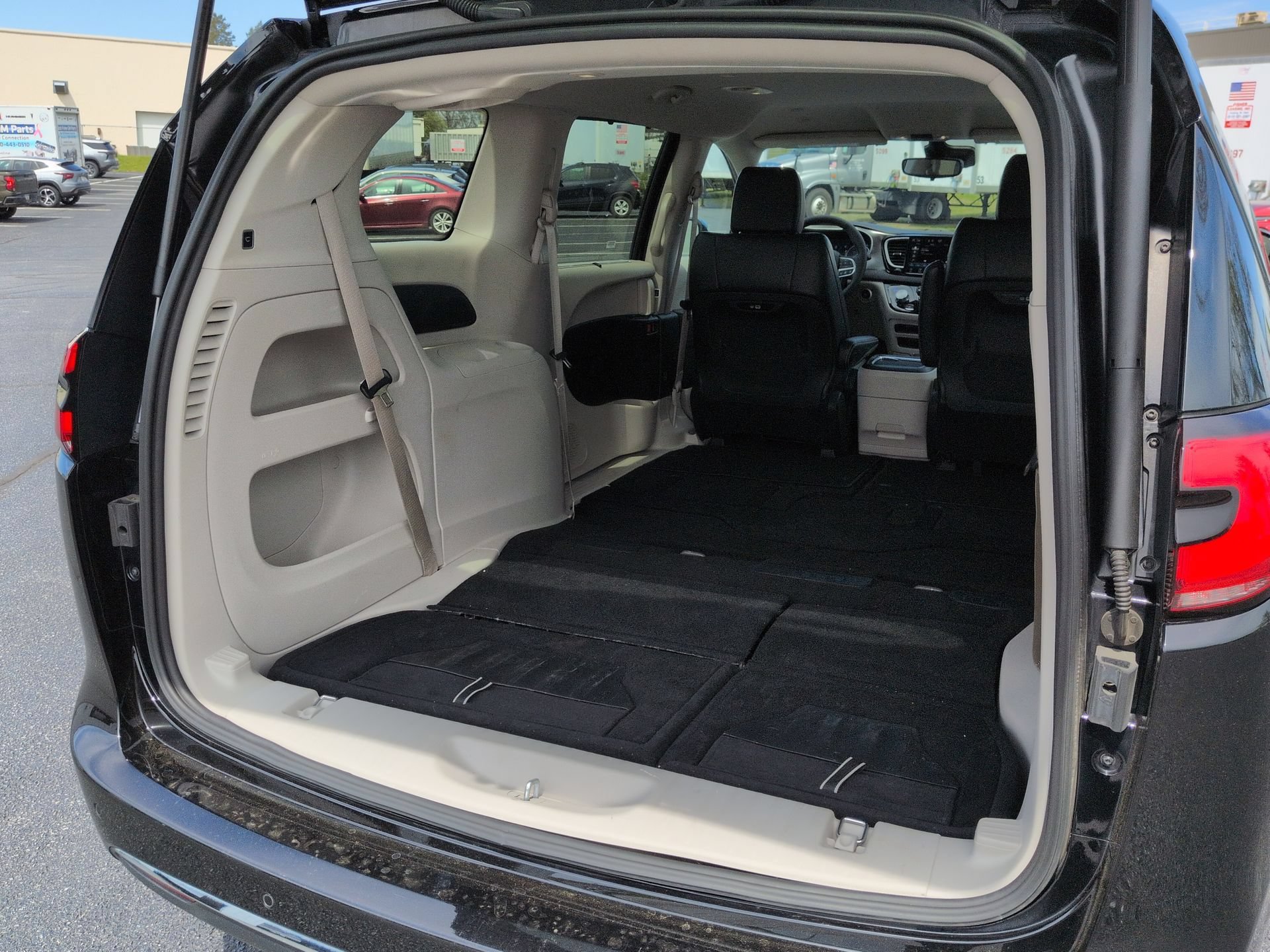Used 2024 Chrysler Pacifica Touring-L FWD image 25
