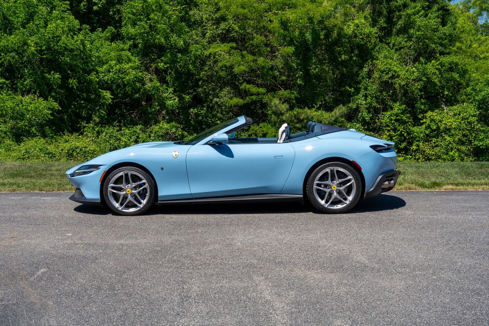 Certified 2025 Ferrari Roma Spider RWD image 4