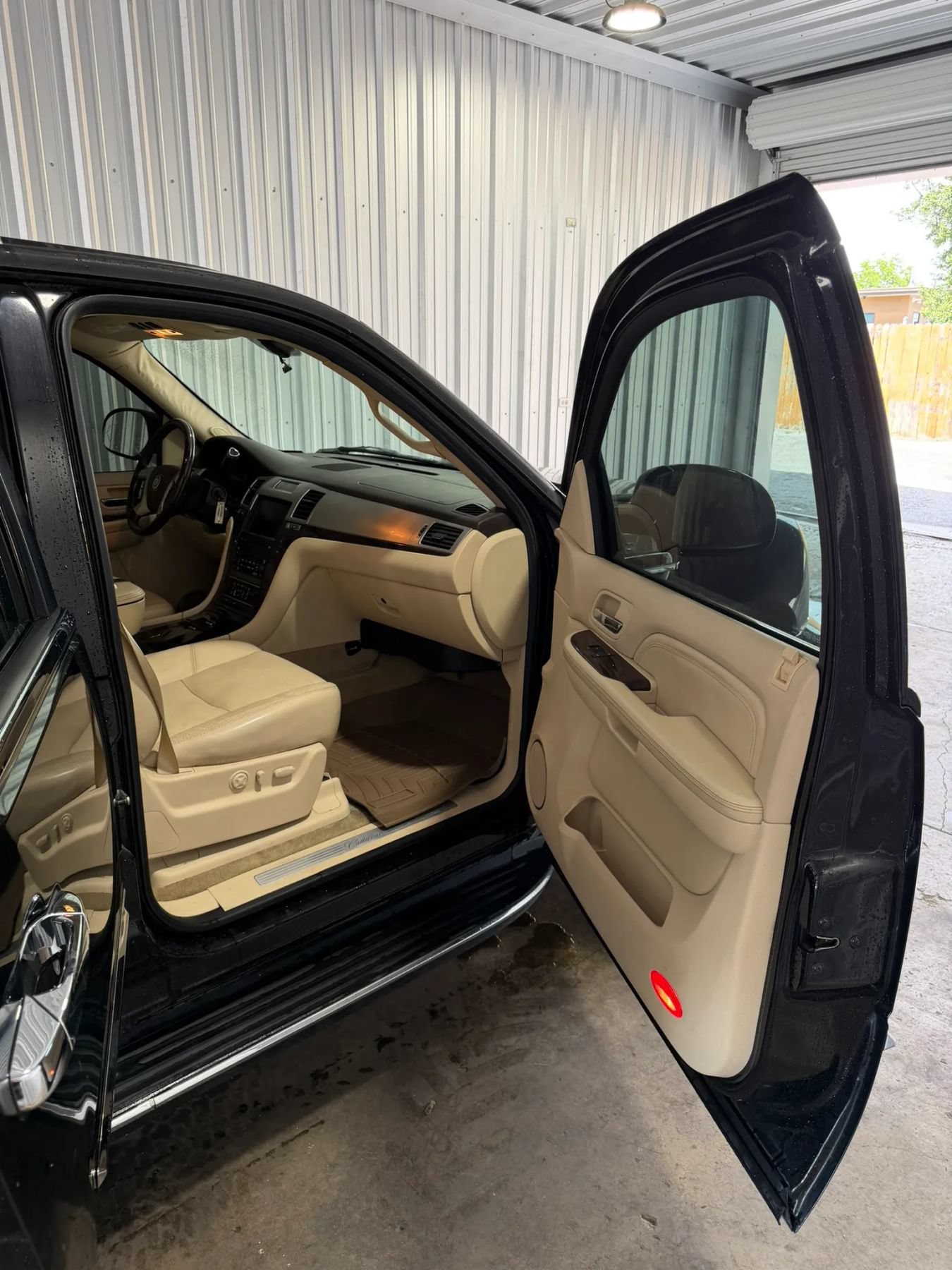 Used 2007 Cadillac Escalade AWD w/ Information Package image 21