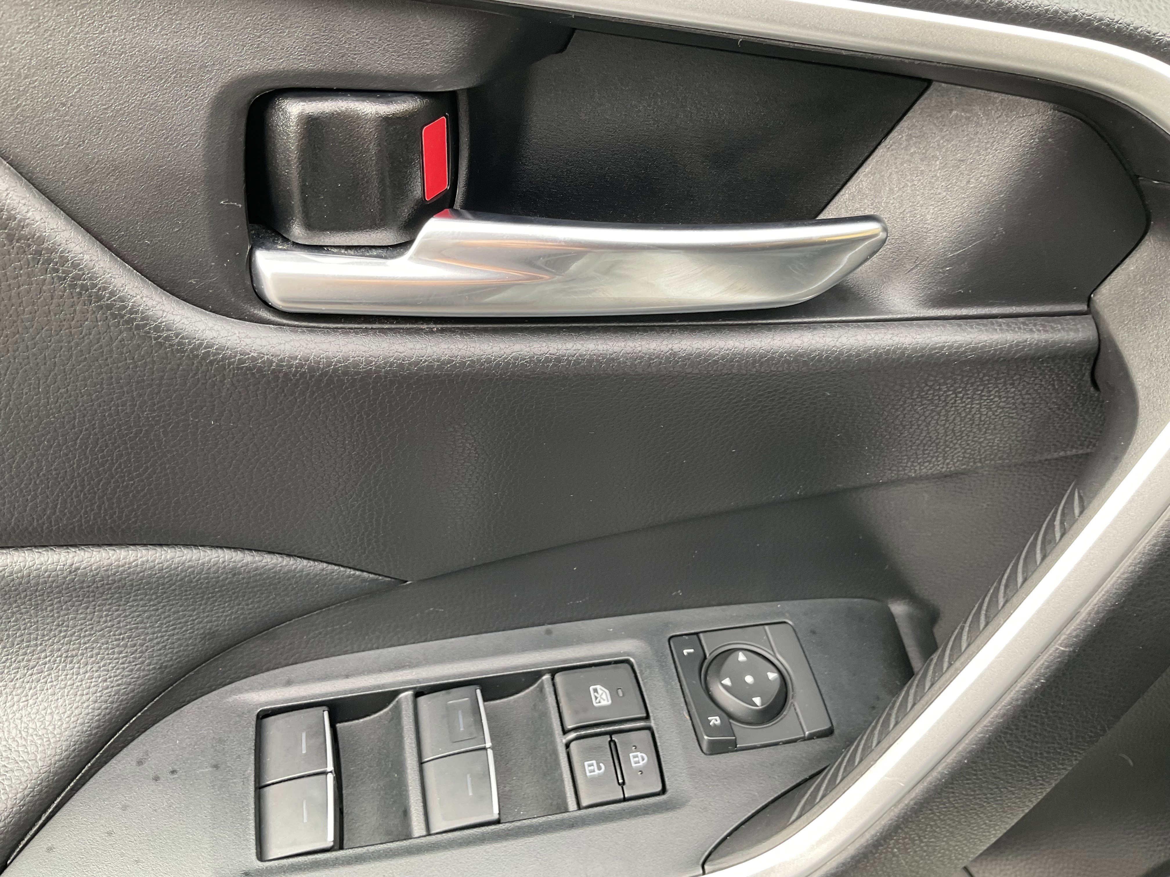 Used 2021 Toyota RAV4 XLE w/ XLE Grade Weather Package AWD/4WD image 27