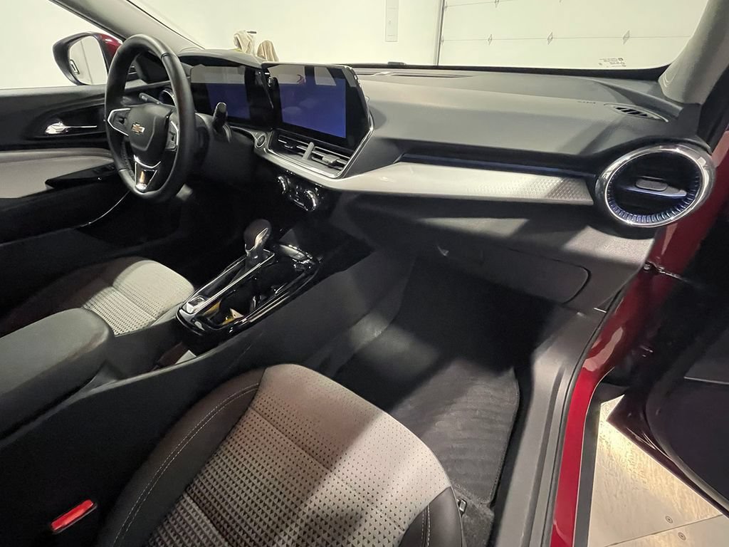 Used 2025 Chevrolet Trax LT FWD image 27