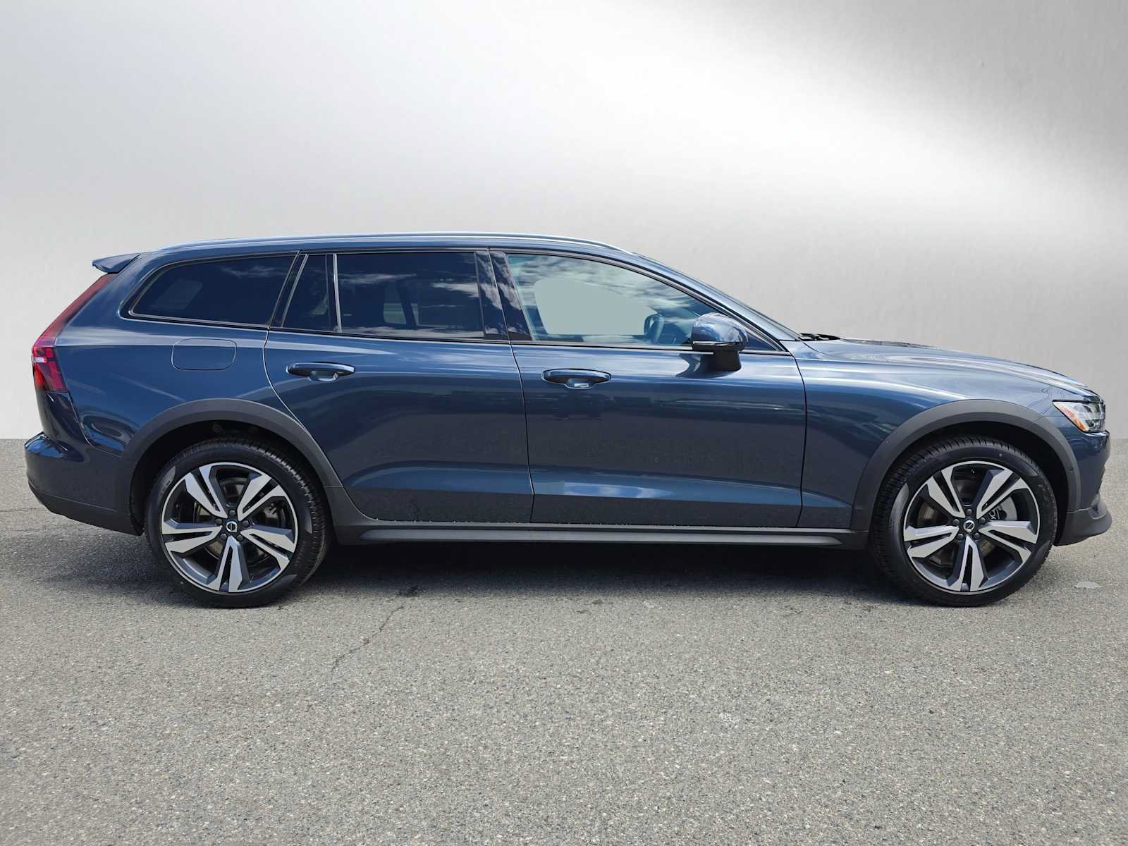 New 2026 Volvo V60 B5 Cross Country Plus w/ Protection Package Premier AWD/4WD image 2