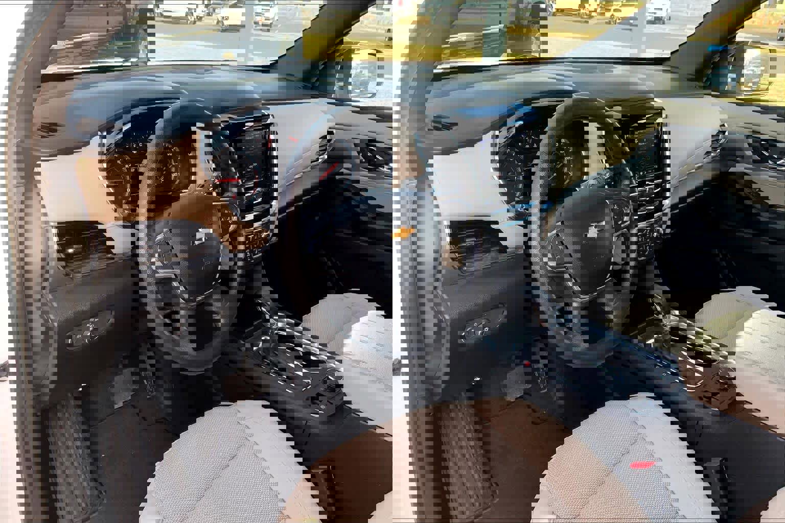 Used 2023 Chevrolet Traverse LS image 17