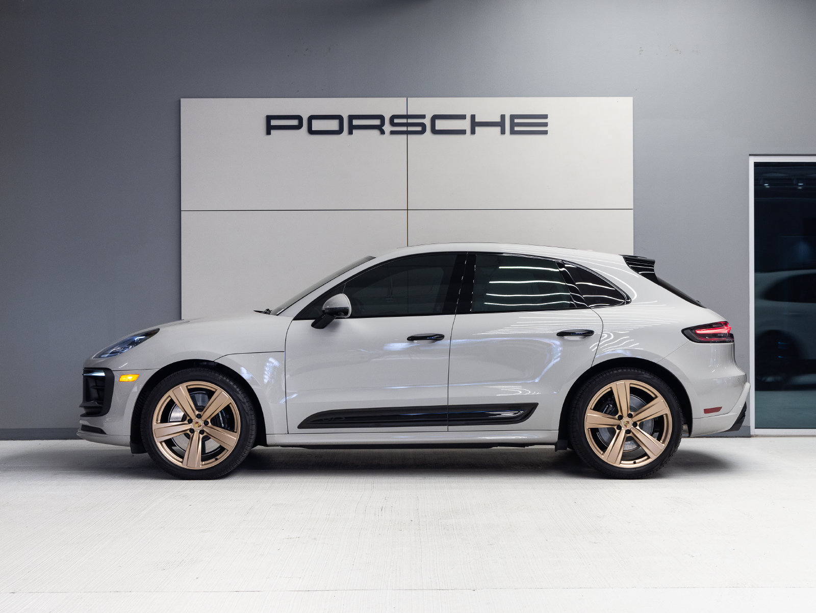 Used 2024 Porsche Macan GTS AWD/4WD image 2