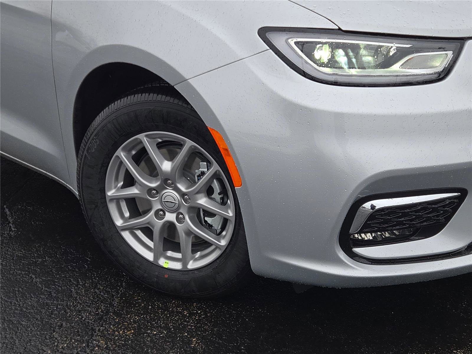 New 2026 Chrysler Pacifica Select image 3