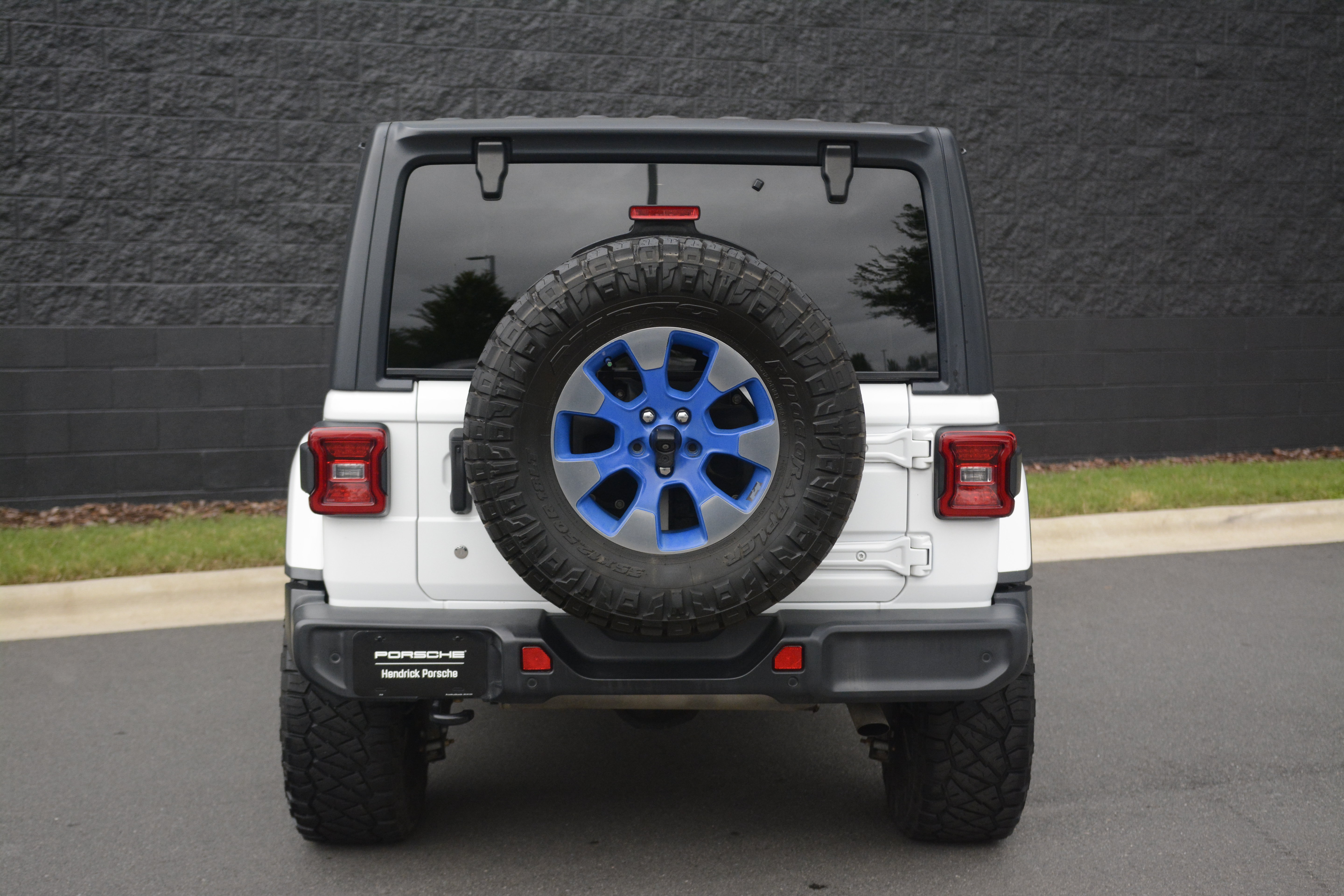 Used 2018 Jeep Wrangler Unlimited Sahara AWD/4WD image 6