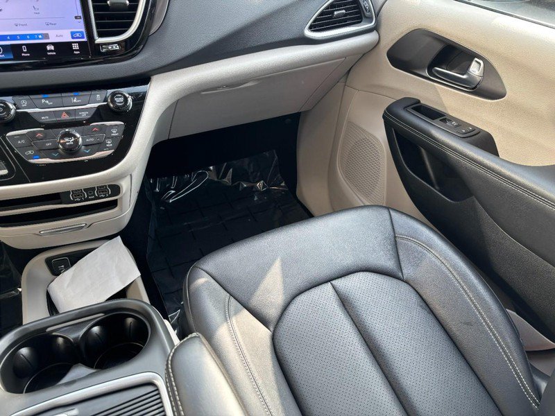 Used 2024 Chrysler Pacifica Touring-L FWD image 19