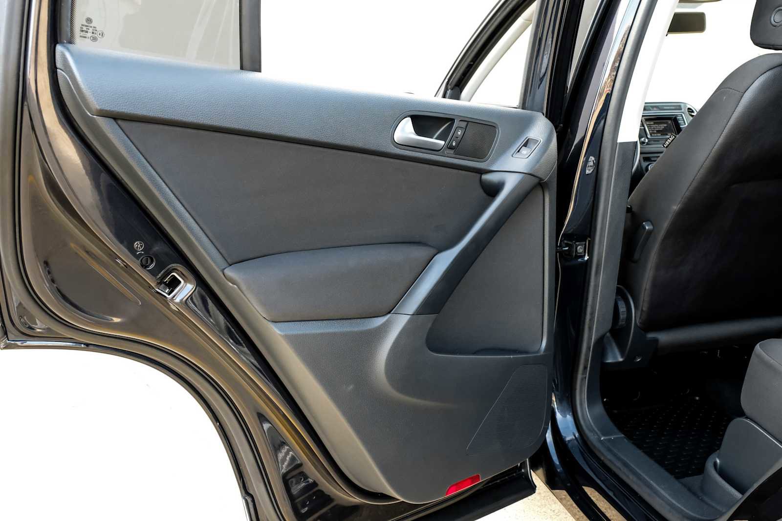 Used 2017 Volkswagen Tiguan S image 42