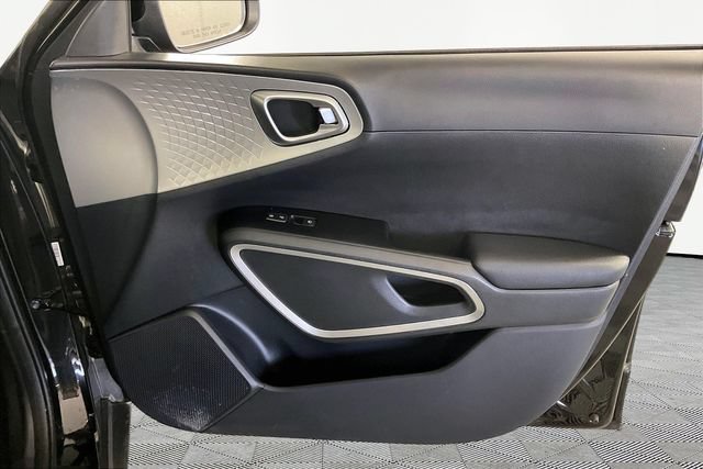 Used 2025 Kia Soul LX w/ LX Technology Package FWD image 21