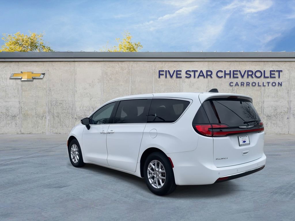 Used 2024 Chrysler Pacifica Touring-L image 5