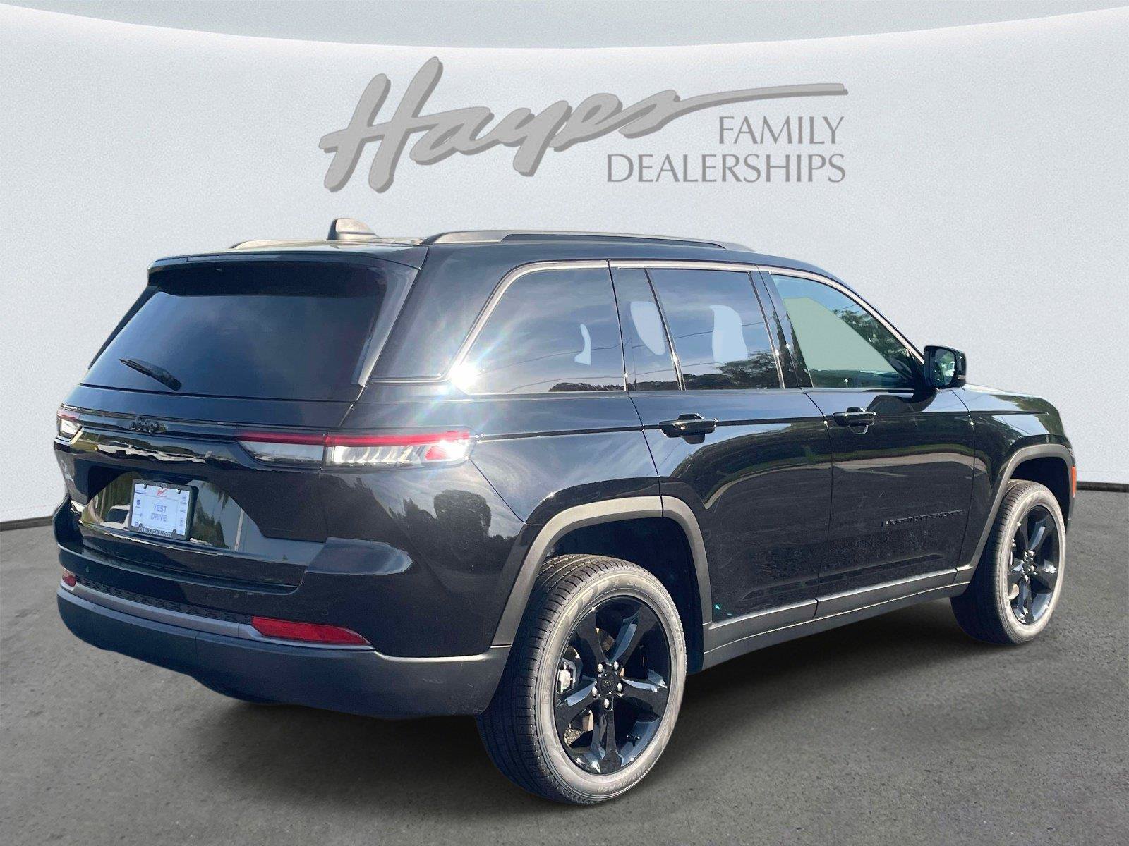 New 2026 Jeep Grand Cherokee Limited w/ Limited Altitude Package AWD/4WD image 4