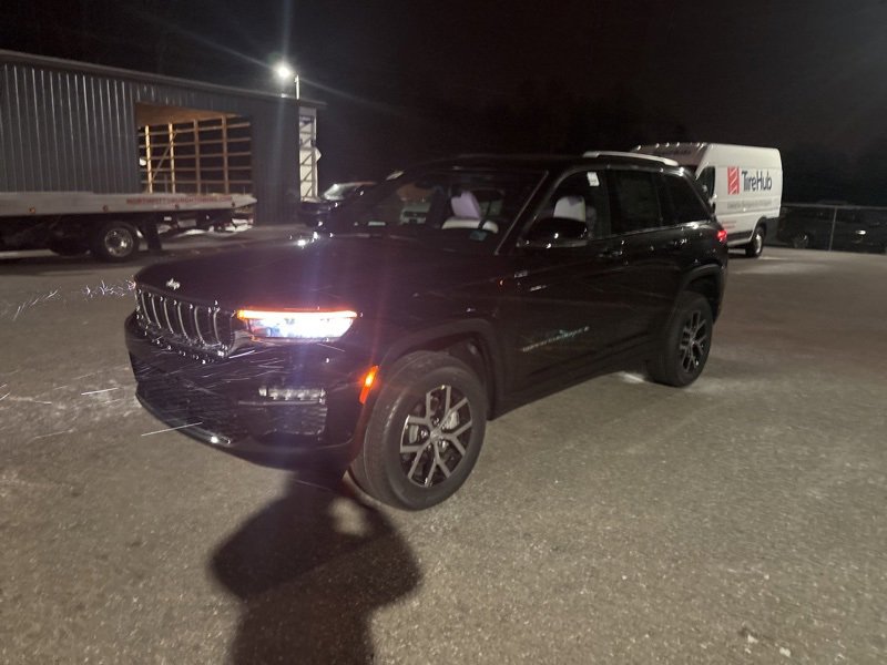 New 2025 Jeep Grand Cherokee Limited w/ Luxury Tech Group II image 7