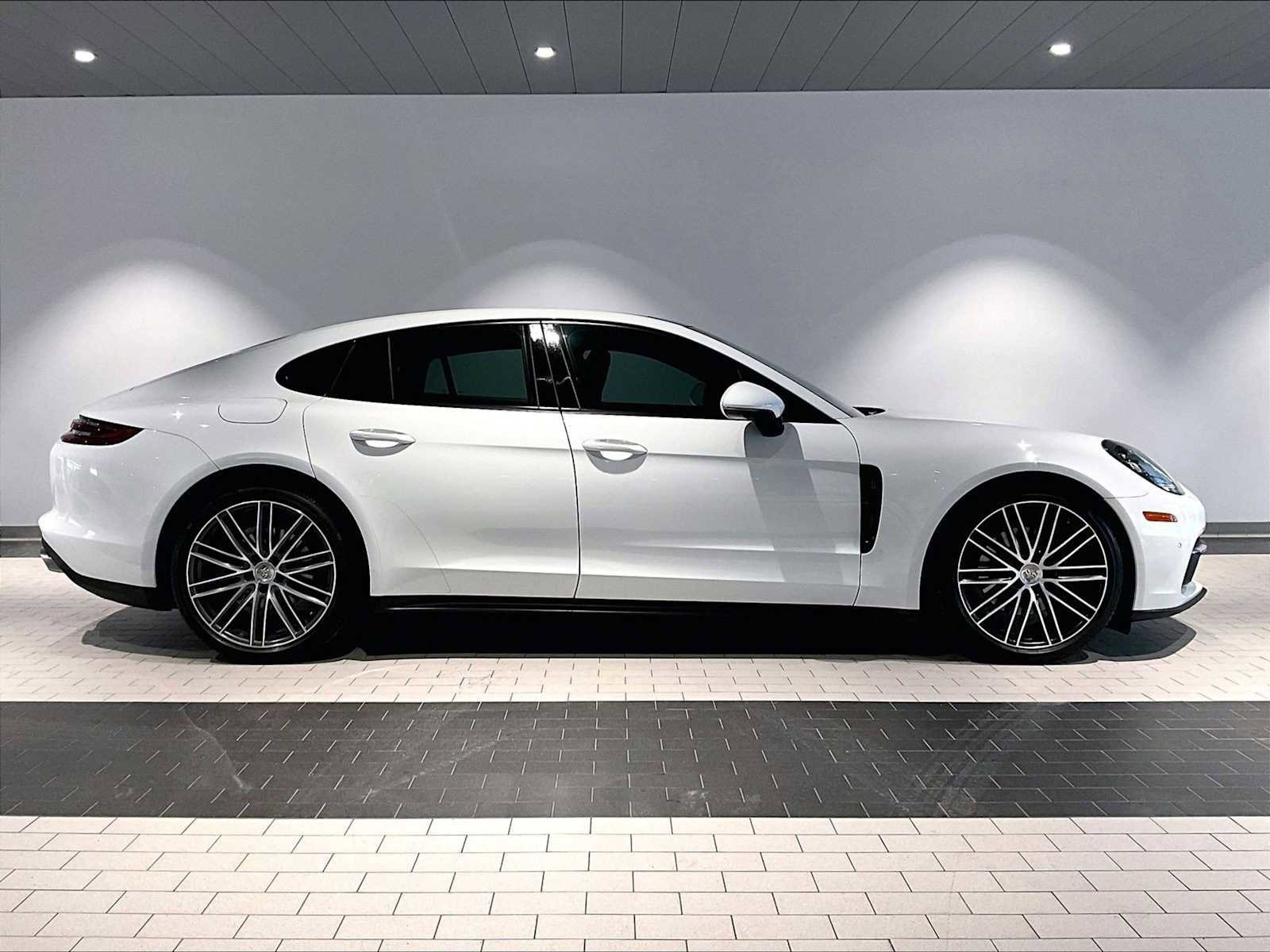 Used 2020 Porsche Panamera image 11