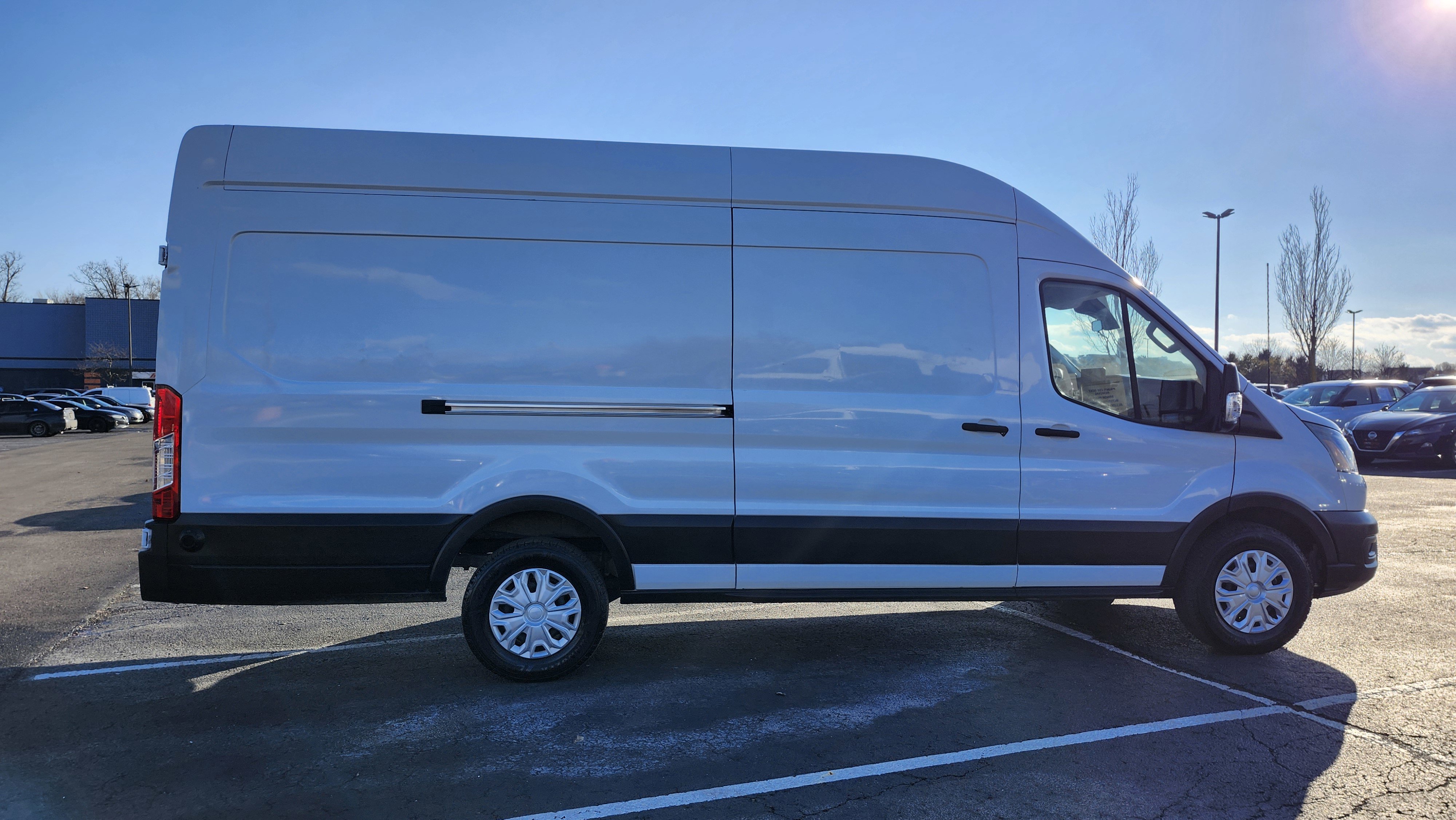 Used 2022 Ford E-Transit 148 High Roof Extended image 16