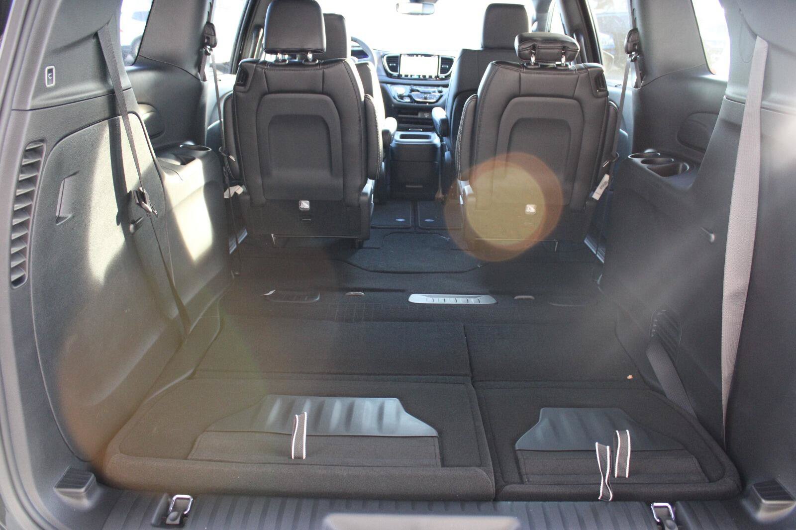 New 2026 Chrysler Pacifica Select w/ S Appearance Package FWD image 28