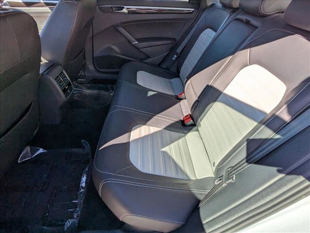 Used 2018 Volkswagen Passat GT image 17